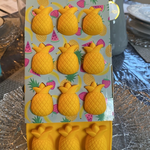 PINEAPPLE SHAPED ice Tray! - Picture 3 of 6